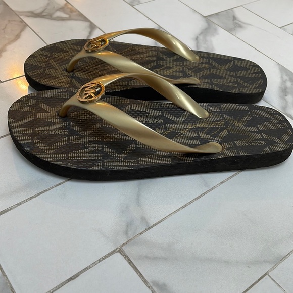 Michael Kors Flip Flops Size 8 - Picture 5 of 7